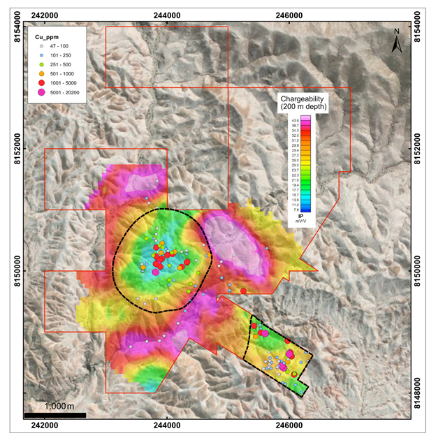 Figura 3. El objetivo de pórfido Atravezado caracterizado por una geoquímica de cobre anómala de baja resistividad y bajo contraste, alteración potásica y stockworks de vetas de cuarzo asociadas.  La alteración fílica se correlaciona con zonas de alta capacidad de carga.  El área objetivo de Candelaria se encuentra a 2,7 km al sureste.